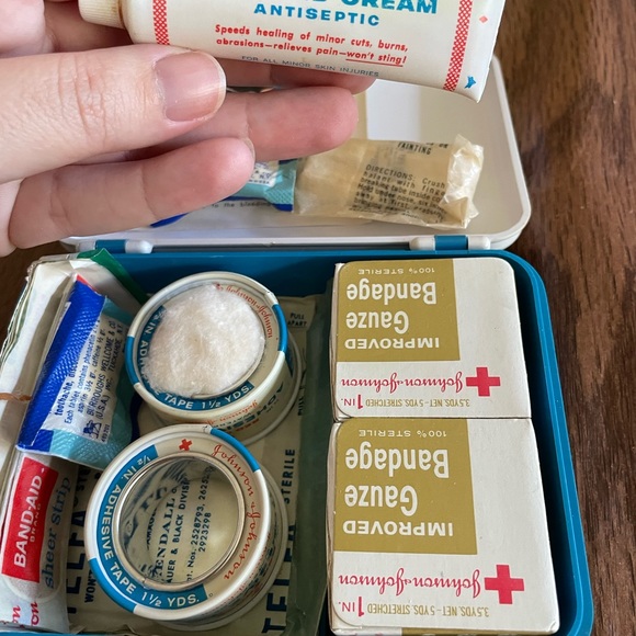 Vintage Johnson & Johnson first aid compact kit - Picture 4 of 4